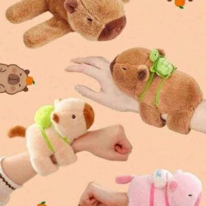 pulsera capibara con mochila